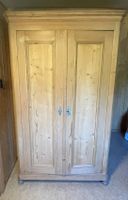 gut erhaltener Bauernschrank aus Tannenholz
