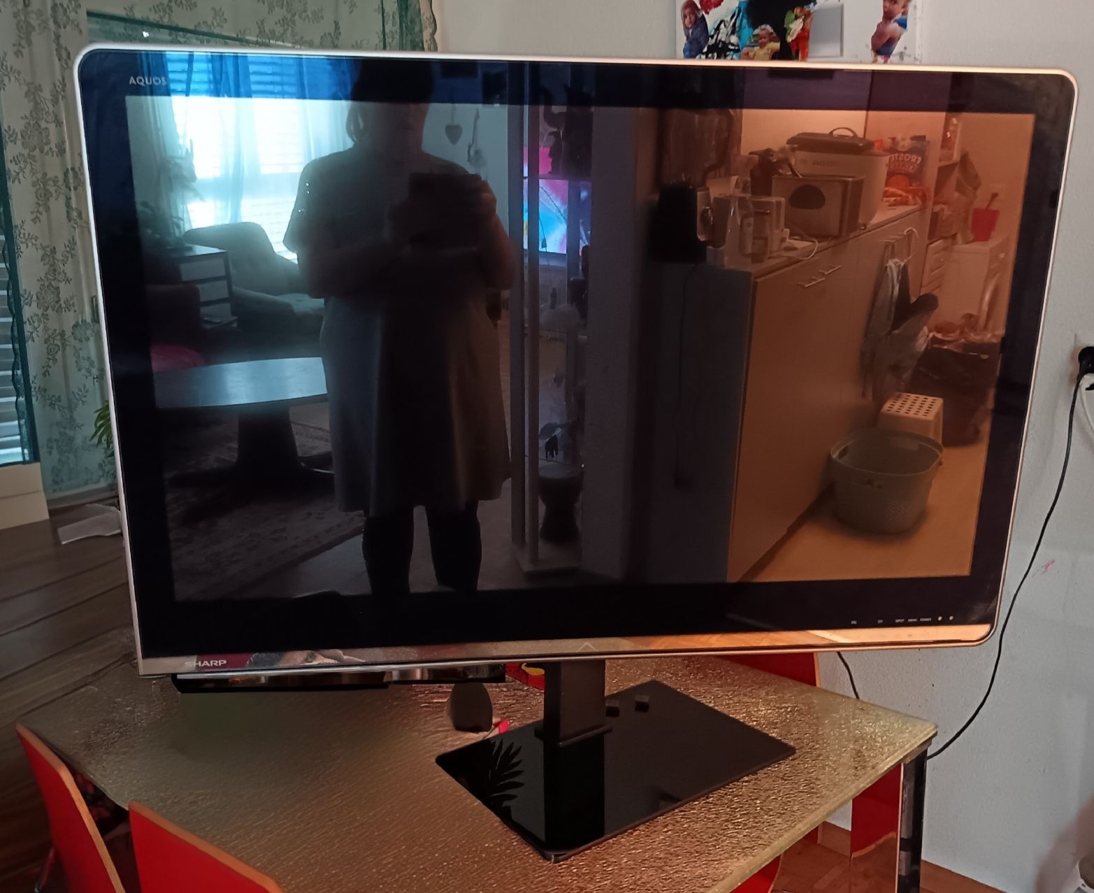 Sharp Televisori: Sharp AQUOS (Modell LC-46LE820E). – Usato da Ittigen venduto da Nekanu-Bake2015 1