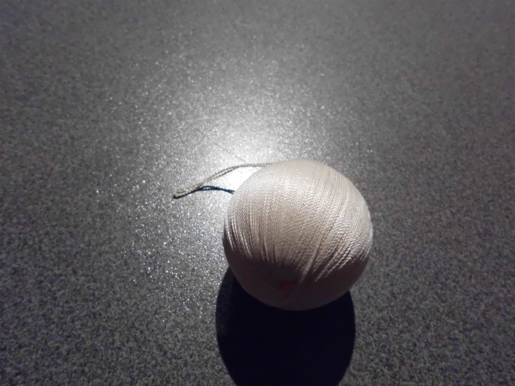 Tutte le decorazioni: Weihnachtskugel weiss, Fäden – Usato da Zürich venduto da Motzkuh