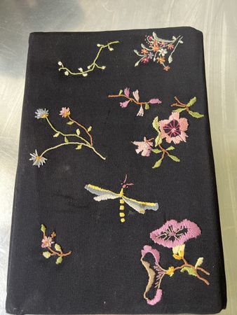 Elegante Clutch mit Blumenstickerei - Top Zustand!