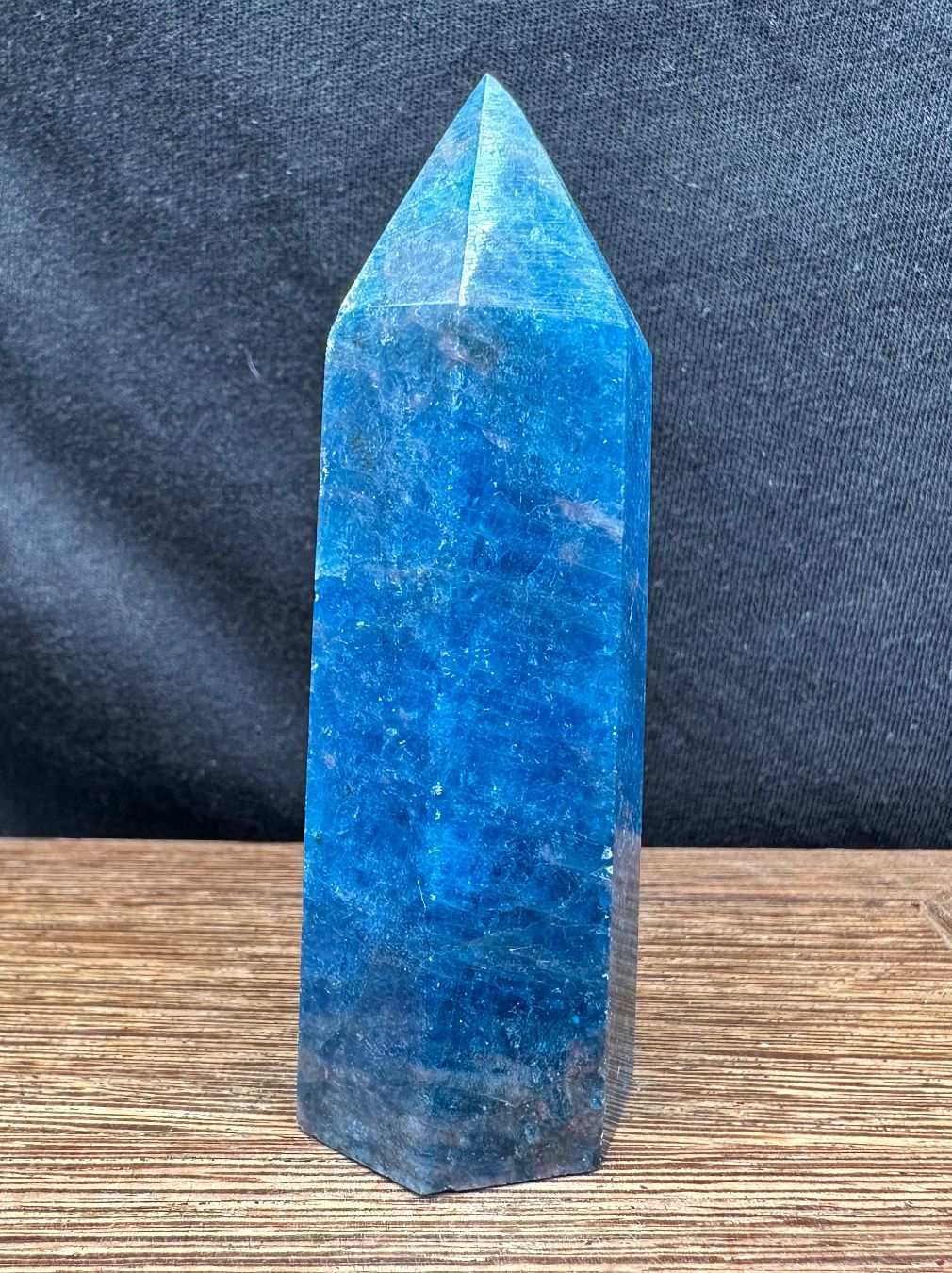 Minerali & Pietre curative: Blauer Apatit Obelisk, Turm, Spitze – Nuovo e nell'imballaggio originale da Männedorf venduto da Handschmeichler 1
