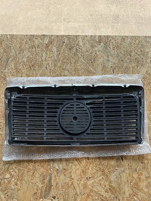 Toutes les pièces auto: W124 SEC Grill Schätz-Tuning selten – D'occasion à Sulgen par Semi3369 2