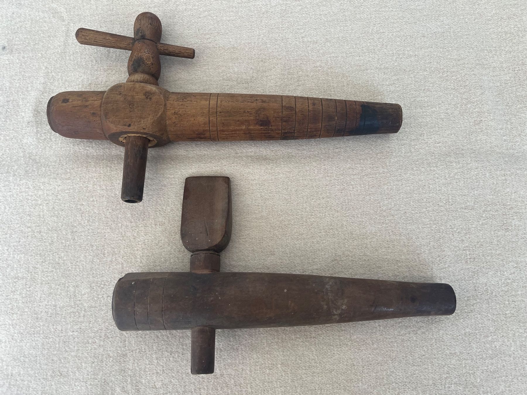 Accessori: 2 alte Holz-Zapfhähne gebraucht – Usato da Untervaz venduto da Xun