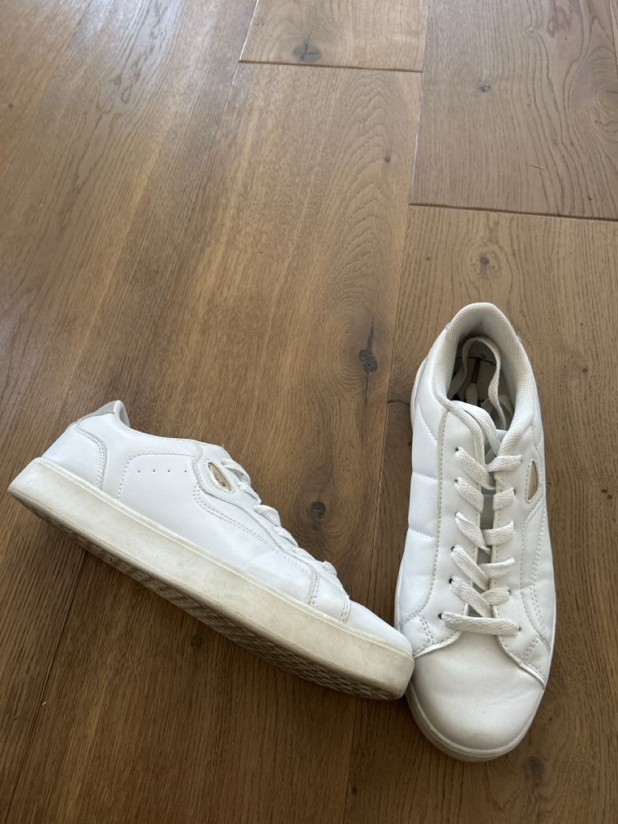 Dosenbach Scarpe da donna: Vty Sneaker weiss Grösse 38 – Usato da Fischbach- Göslikon venduto da Rommel
