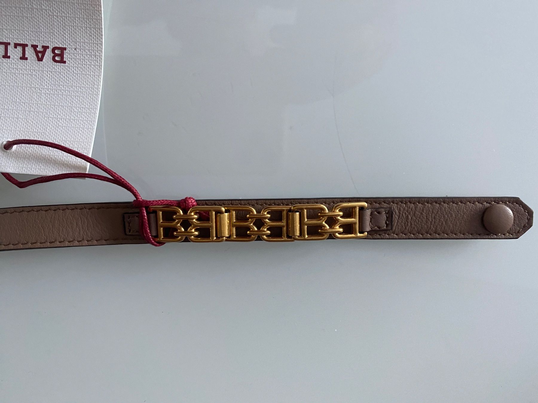 Bracciali & Braccialetti: Bally Leder Braslet mit Logoplakette 37 cm – Nuovo e nell'imballaggio originale da Volketswil venduto da praxis12 1