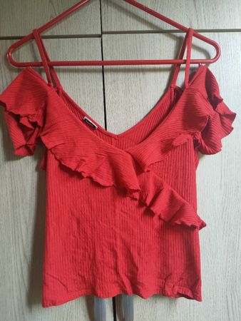 Top rouge épaules dénudées volanté, taille L