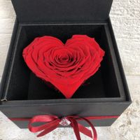 Herz-Schmuckkästchen als Zeichen der Liebe aus Rosenblüten