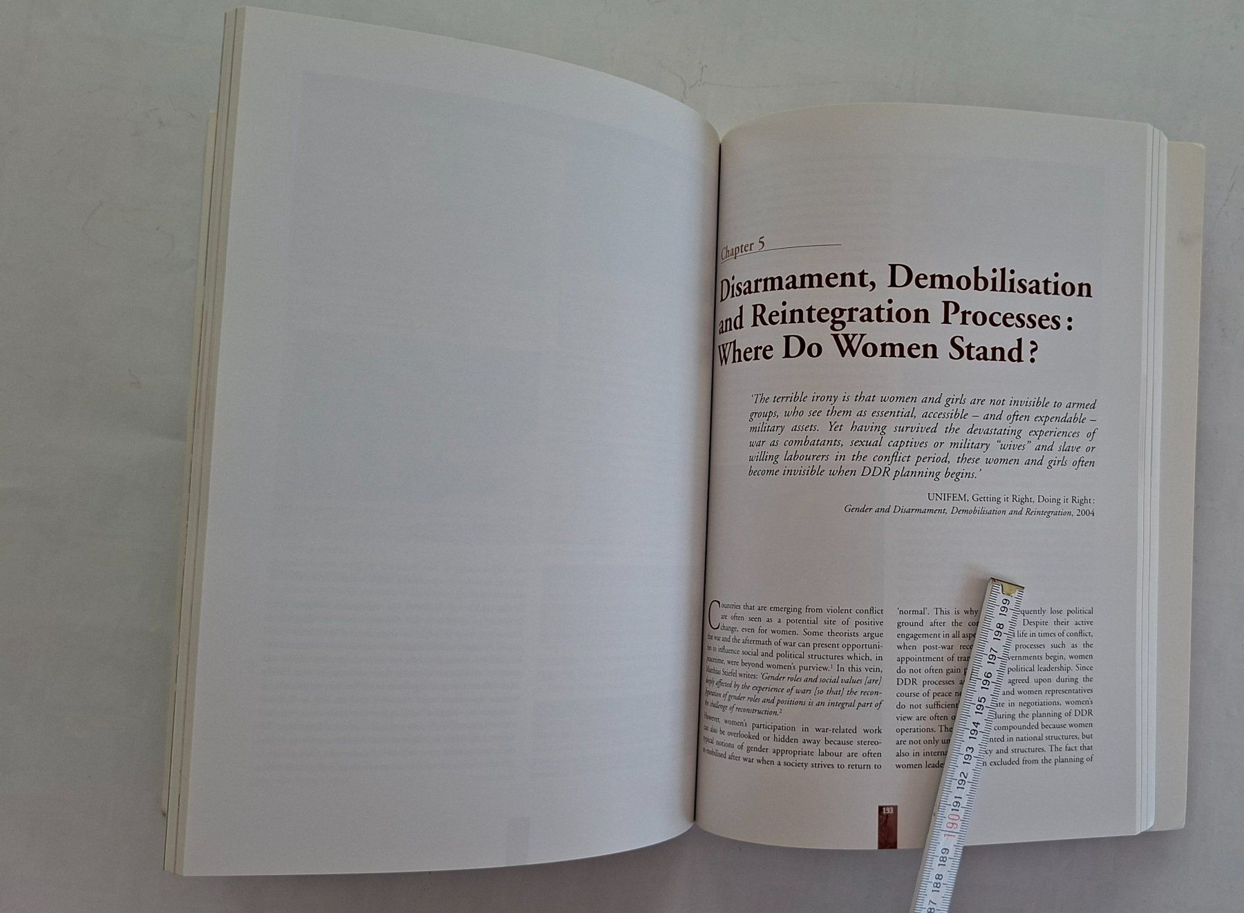 Libri: Women in an Insecure World Buch – Usato da Opfikon venduto da Diversamente 5