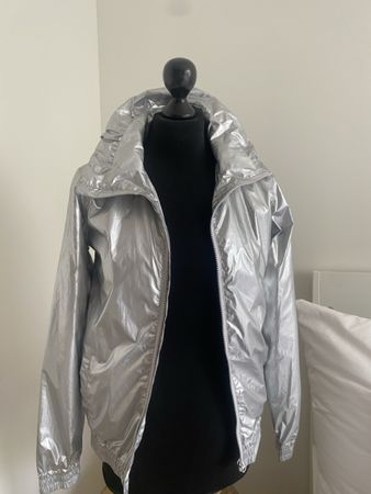 Neuwertig Silber-Sport-Jacke, Grösse XS.