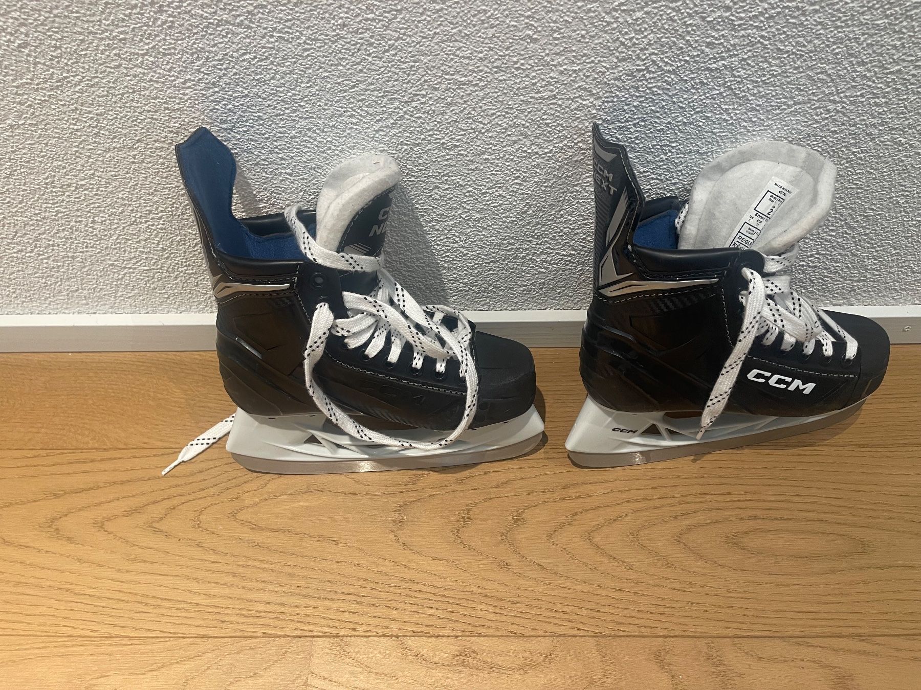 Ccm Pattini da ghiaccio: Eishockeyschlittschuhe CCM Next – Nuovo (secondo la descrizione) da Flums venduto da rggl 7