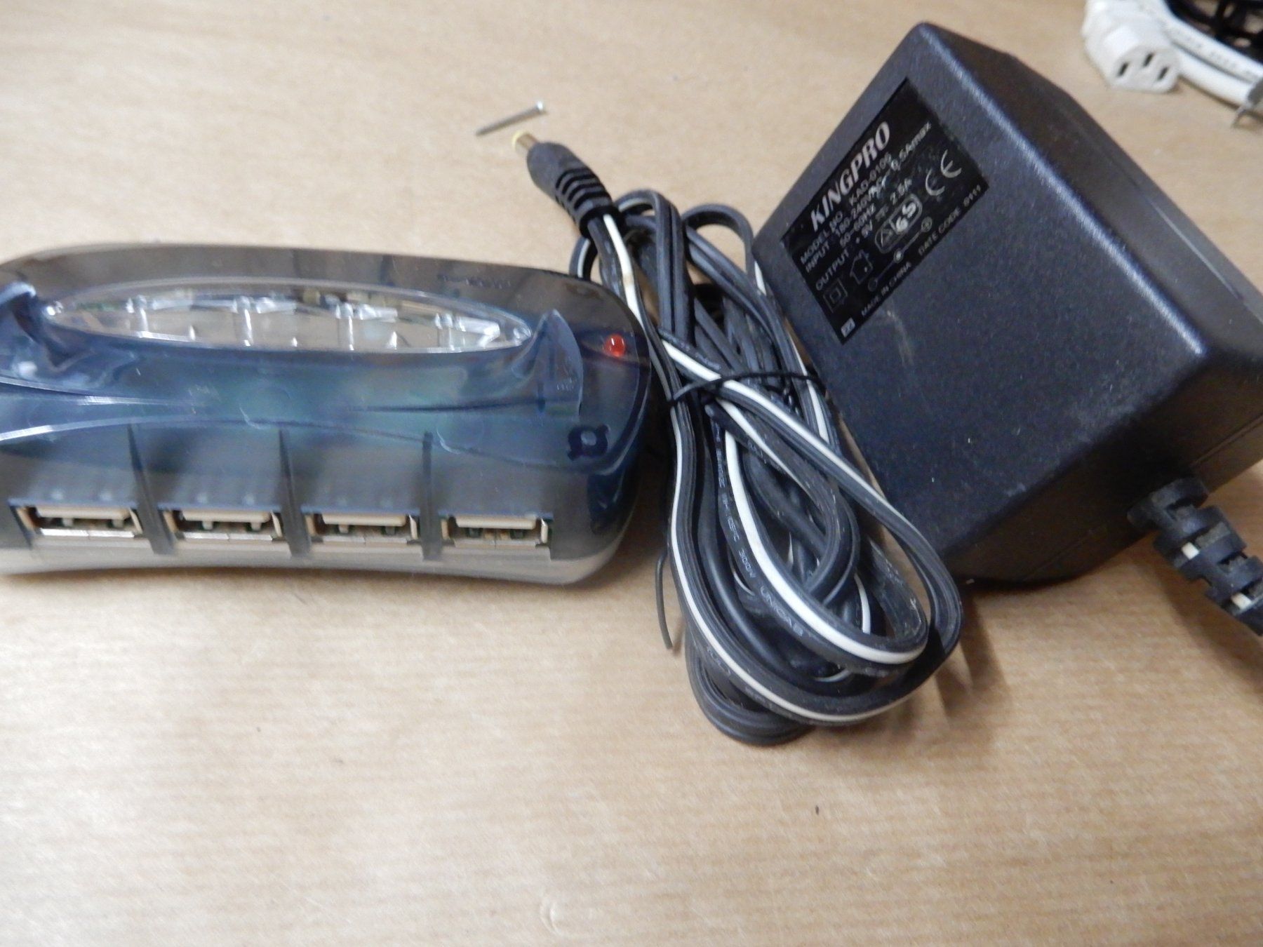 Hub & Switch: Kingpro USB Hub mit Netzteil – Usato da Worben venduto da MaKo3252