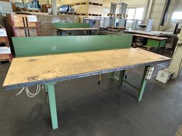 Werkbank mit Strom- und Druckluftanschlüssen 250x105x89cm