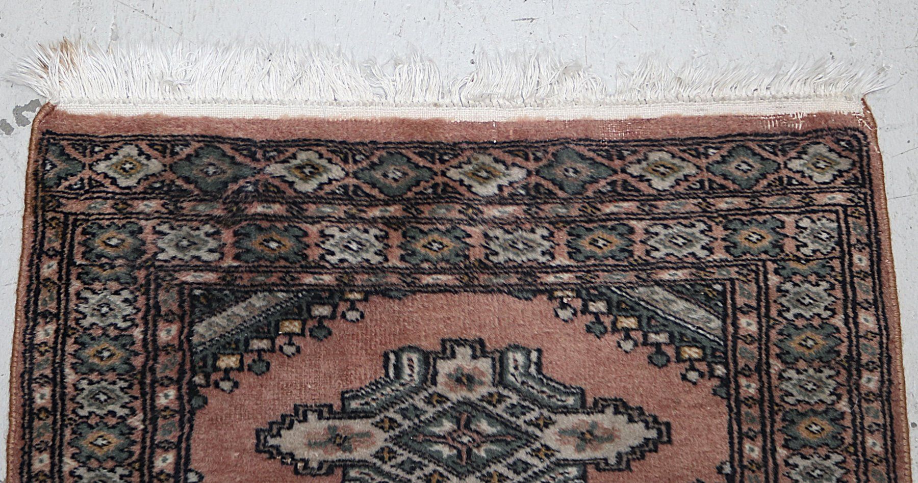 Tapis: Kleiner Läufer dunkelrosa gemustert – D'occasion à Volketswil par brockipfannenstil 3