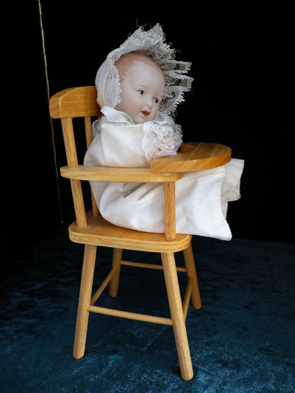 Puppen: Pozellanbaby in Hochstuhl – Gebraucht aus Reinach BL von Annodomini