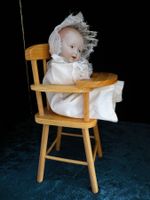 Pozellanbaby in Hochstuhl