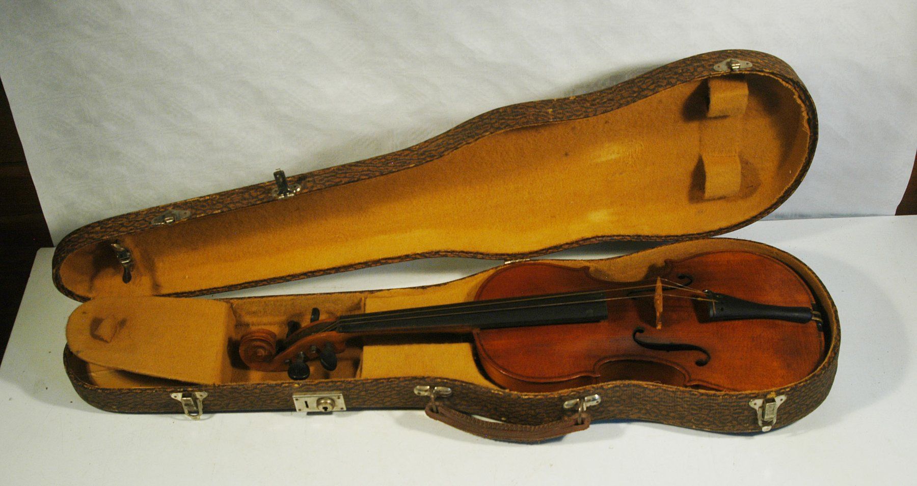 Instruments de musique: Aeltere Geige mit Koffer – D'occasion à Herisau par Wisen