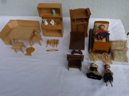 Puppenhausmöbel und zwei antike Minipuppen