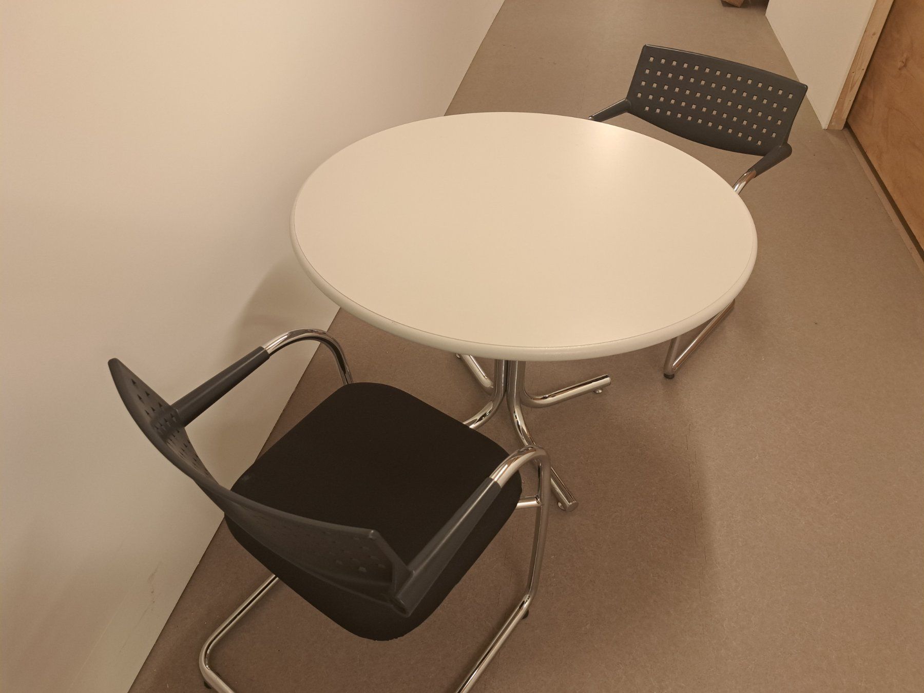 Stühle: Tisch mit 3 Stühlen/ Vitra Freischwinger – Gebraucht aus Belp von deal-now 1