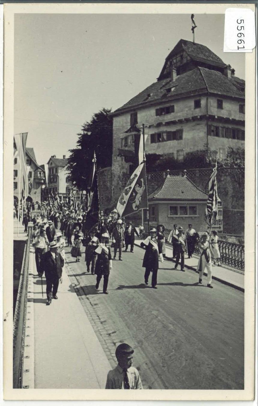 Cartes postales: Frauenfeld - Festumzug mit Schloss – D'occasion à Ettingen par Kartenplanet