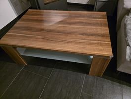 Schöner Couchtisch aus Holz mit Ablage
