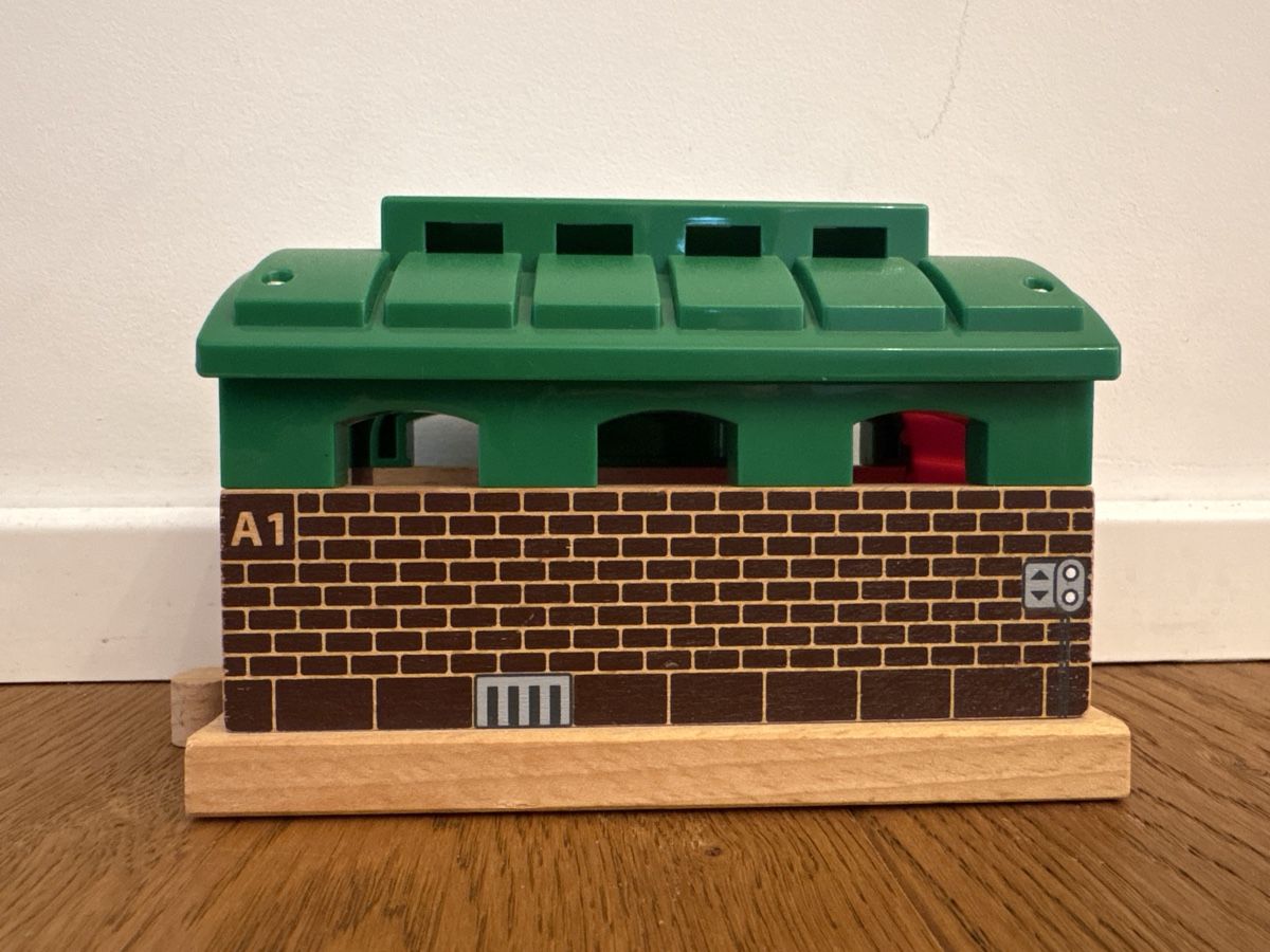Brio Giocattoli: BRIO Holzzug Garage mit funktionierendem Tor – Usato da Hüntwangen venduto da Weiach8187 4