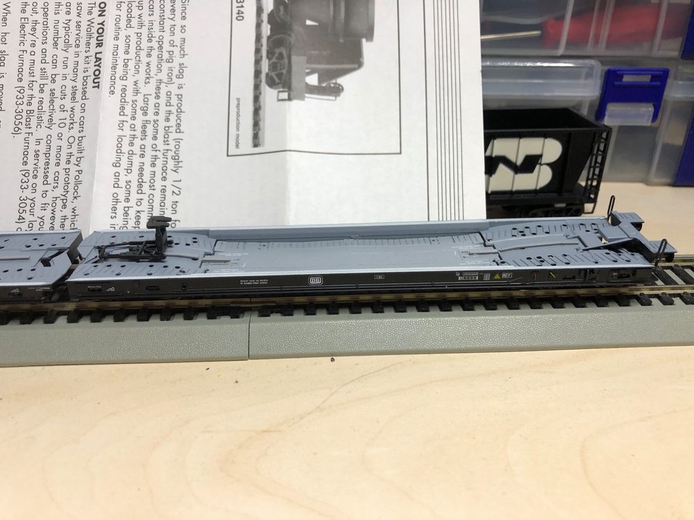 Le wagon plateau a toit coulissant en miniature de Lima au H0 HO
