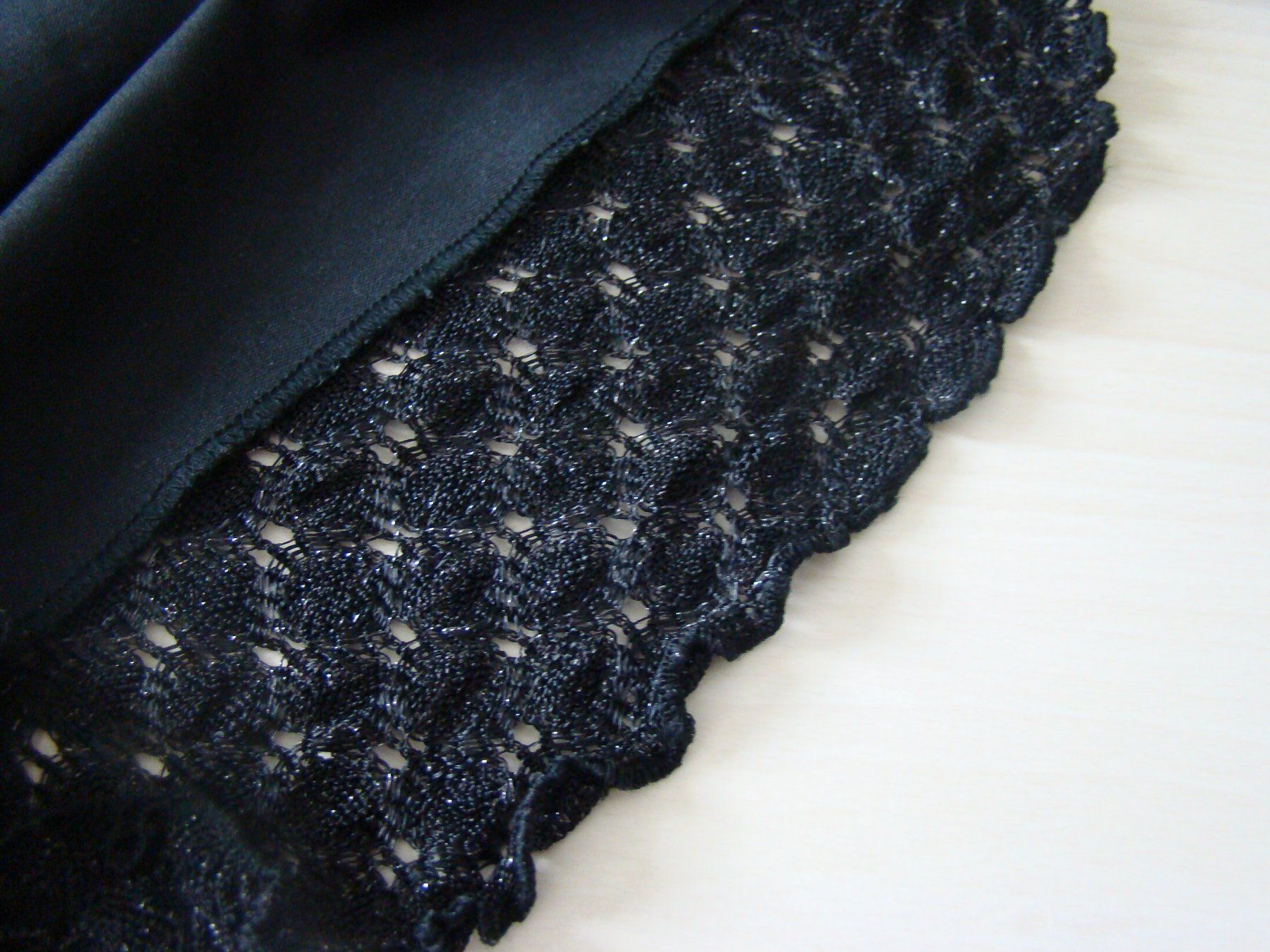 Maglioni & Felpe: Schwarzes, elegantes Oberteil, Pullover mit Spitze, Grösse L – Usato da Malters venduto da burzi 2