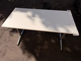 Schreibtisch weiss mit Metallgestell gebraucht