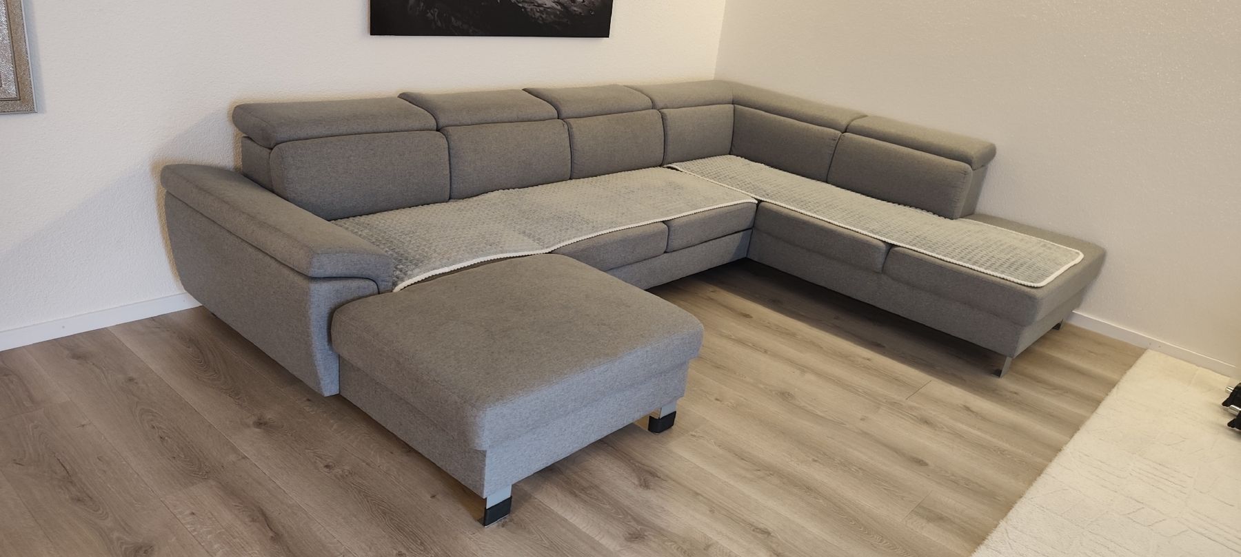 Divani: Ecksofa grau Stoff mit Bettfunktion und Chaiselongue – Usato da Schänis venduto da Mugi_87_ 3