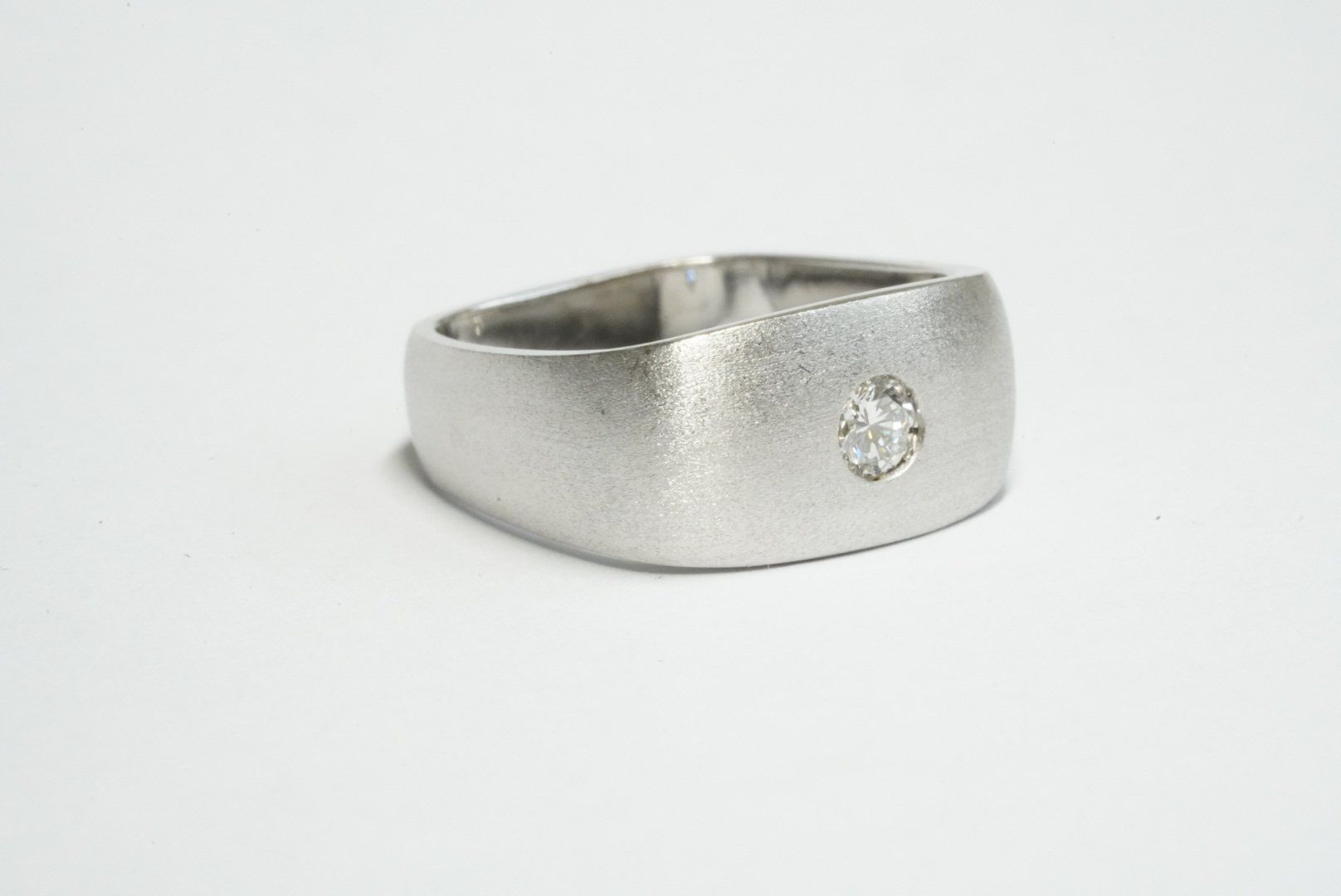 Ringe: Fingerring 18k Weissgold mit Diamant – Gebraucht aus Bülach von Re-Jewelled 2