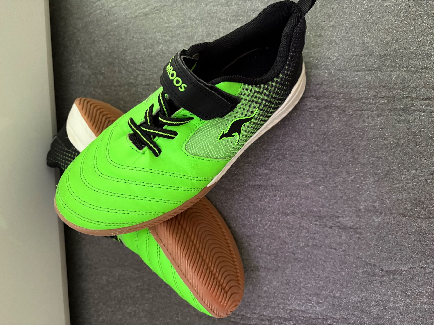 Dosenbach Scarpe per ragazzi: KangaROOS Trainingsschuhe  Grösse 35 neuwertig – Usato da Schübelbach venduto da S1CH 1