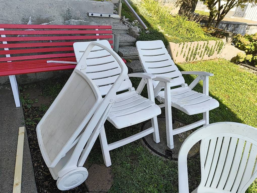 Set di tavolo e panche: alte Gartenmöbel aus Kunststoff – Usato da Günsberg venduto da Mikuro 3