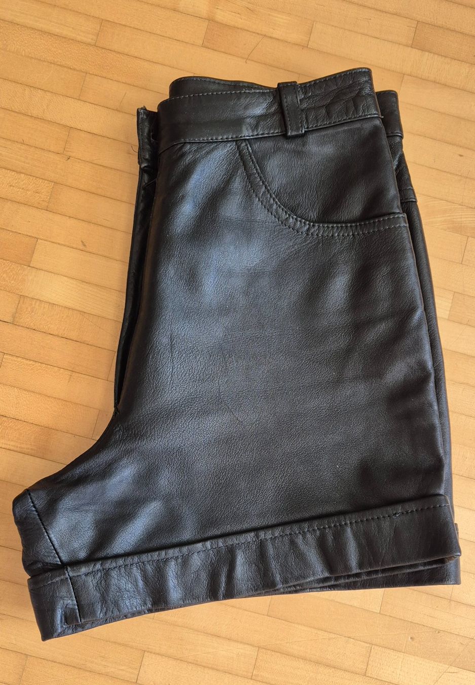 Pantalons: Short vintage en vrai cuir – D'occasion à Villars-sur-Glane par Verocac 4