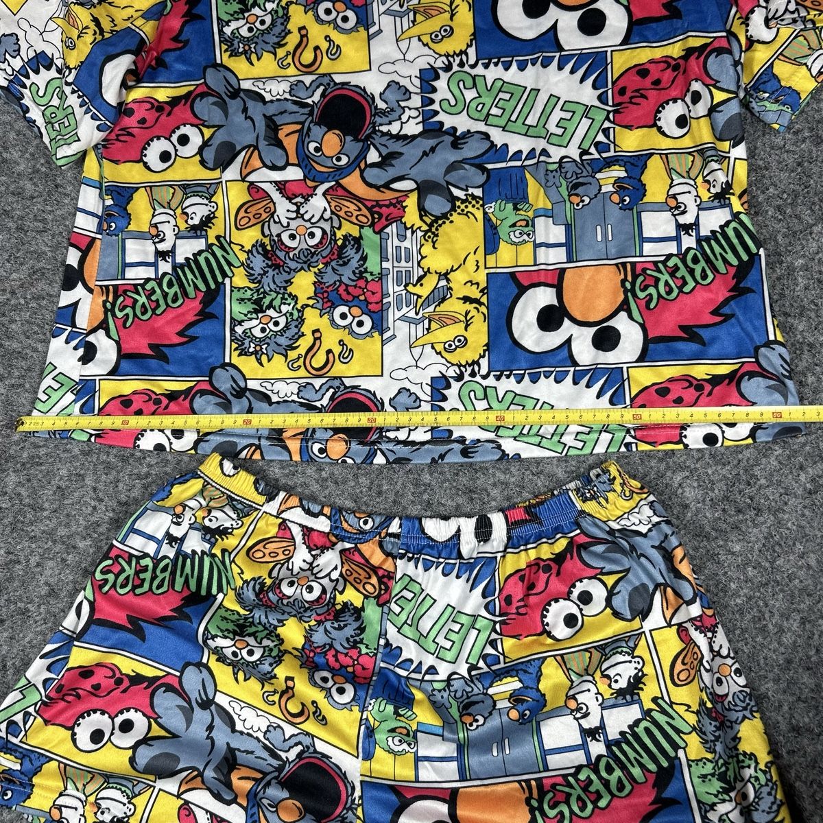 T-shirt: Graphic shirt and short  – Nuovo (secondo la descrizione) da La Sagne NE venduto da Matlasape 1