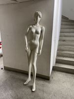 Schaufensterpuppe Frau stehend