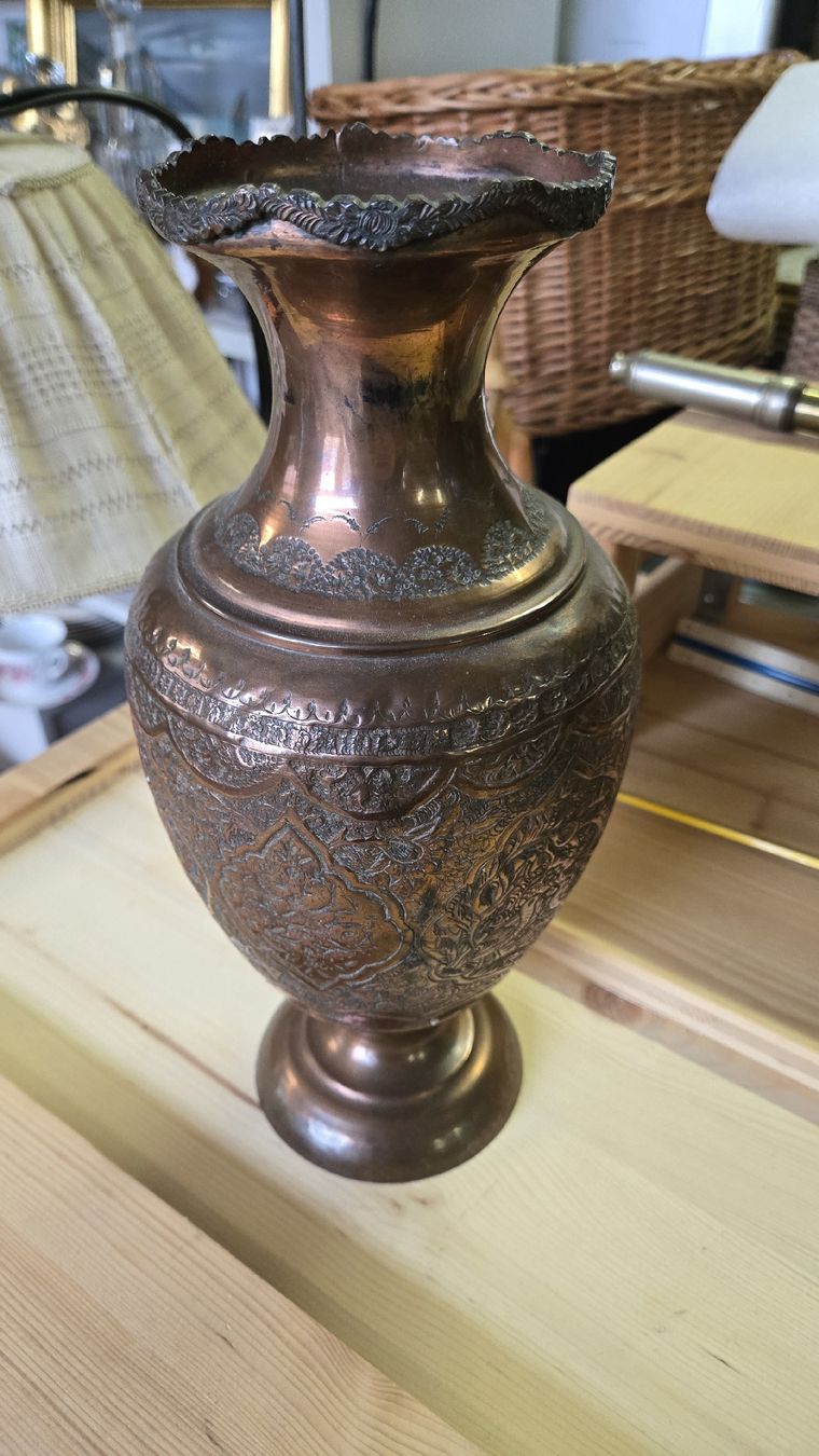 Vase & Récipients: Antike Kupfervase mit Blumenmuster – D'occasion à Uzwil par BrokiFloh