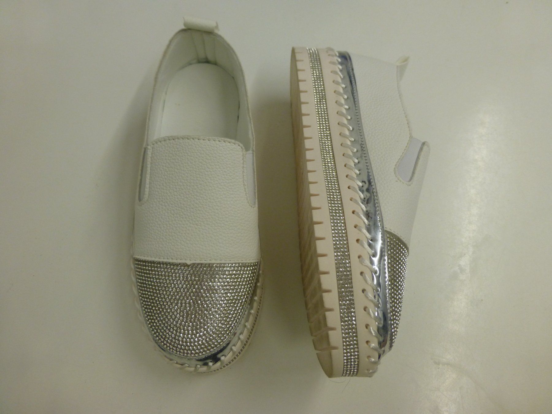 Scarpe da donna: Weisse Sommer-Sneakers mit Strass, Grösse 37 – Usato da Reinach BL venduto da mor_r76k 2