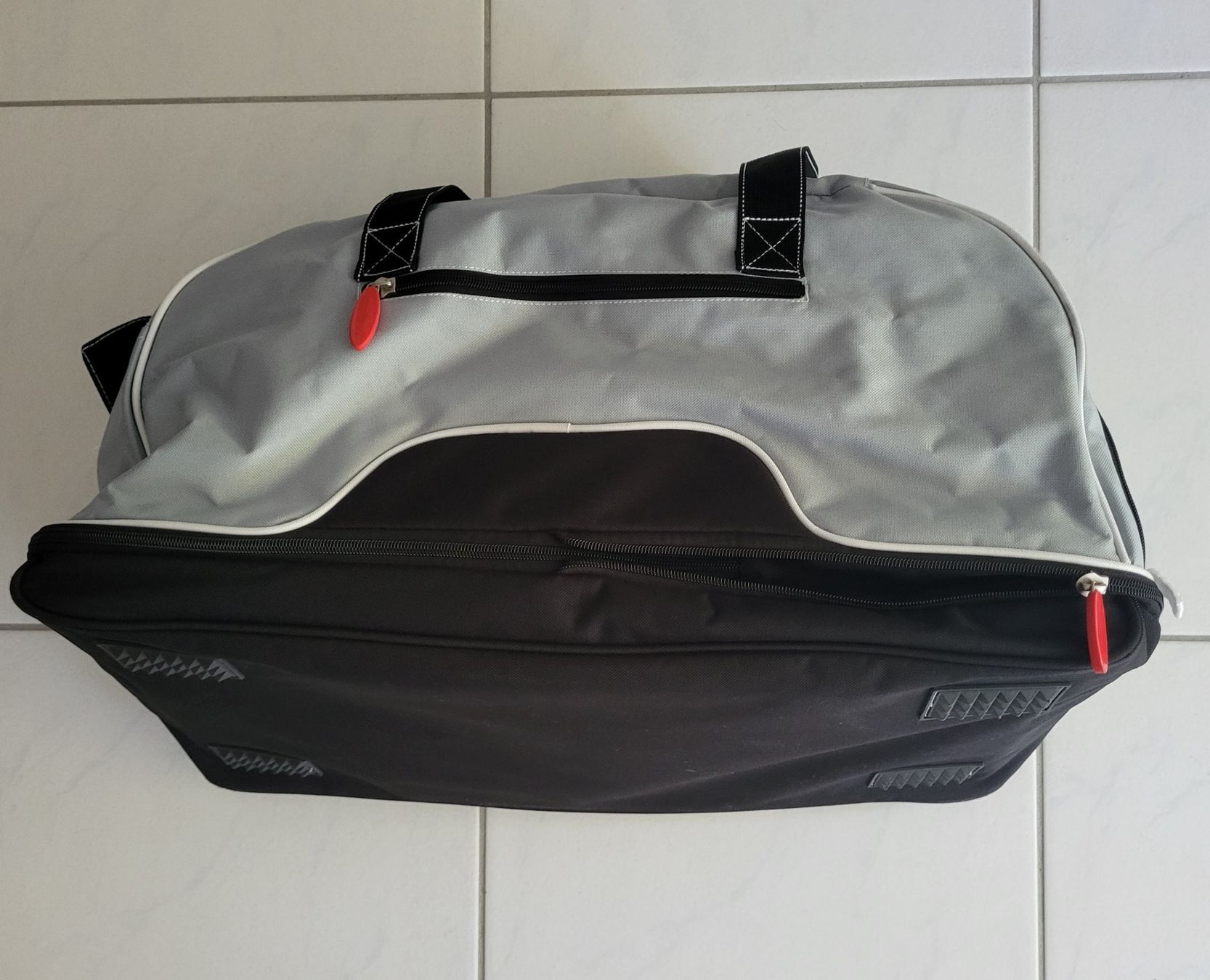 Borse: Sport- oder Reisetasche grau schwarz (seitliches Schuhfach) – Usato da Eschlikon TG venduto da Hirzliblick 1