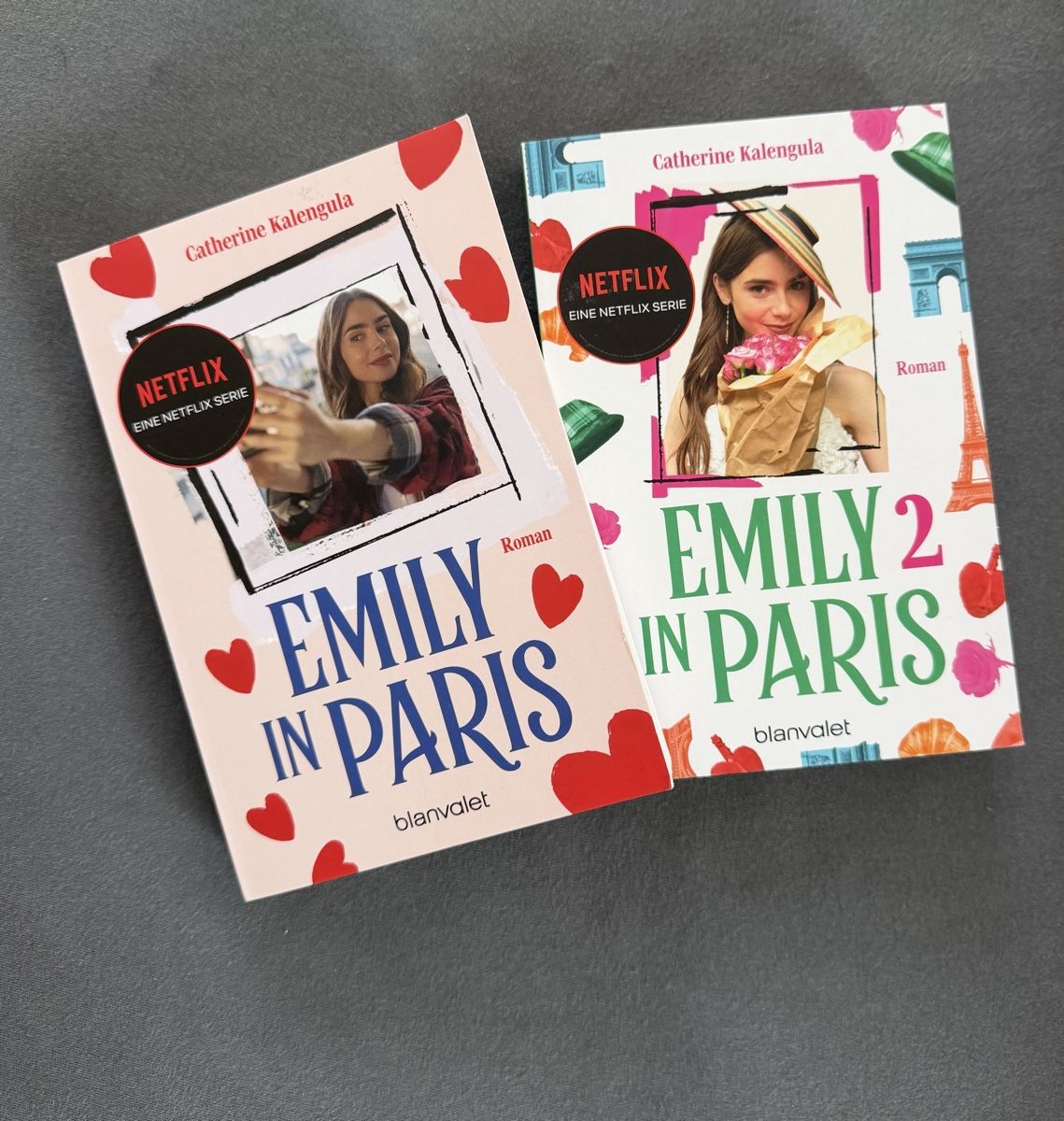 Bücher: Emily in Paris Romane Mängelexemplare Set 2 Stck – Neu (gemäss Beschreibung) aus Sevelen von mat_9k6v