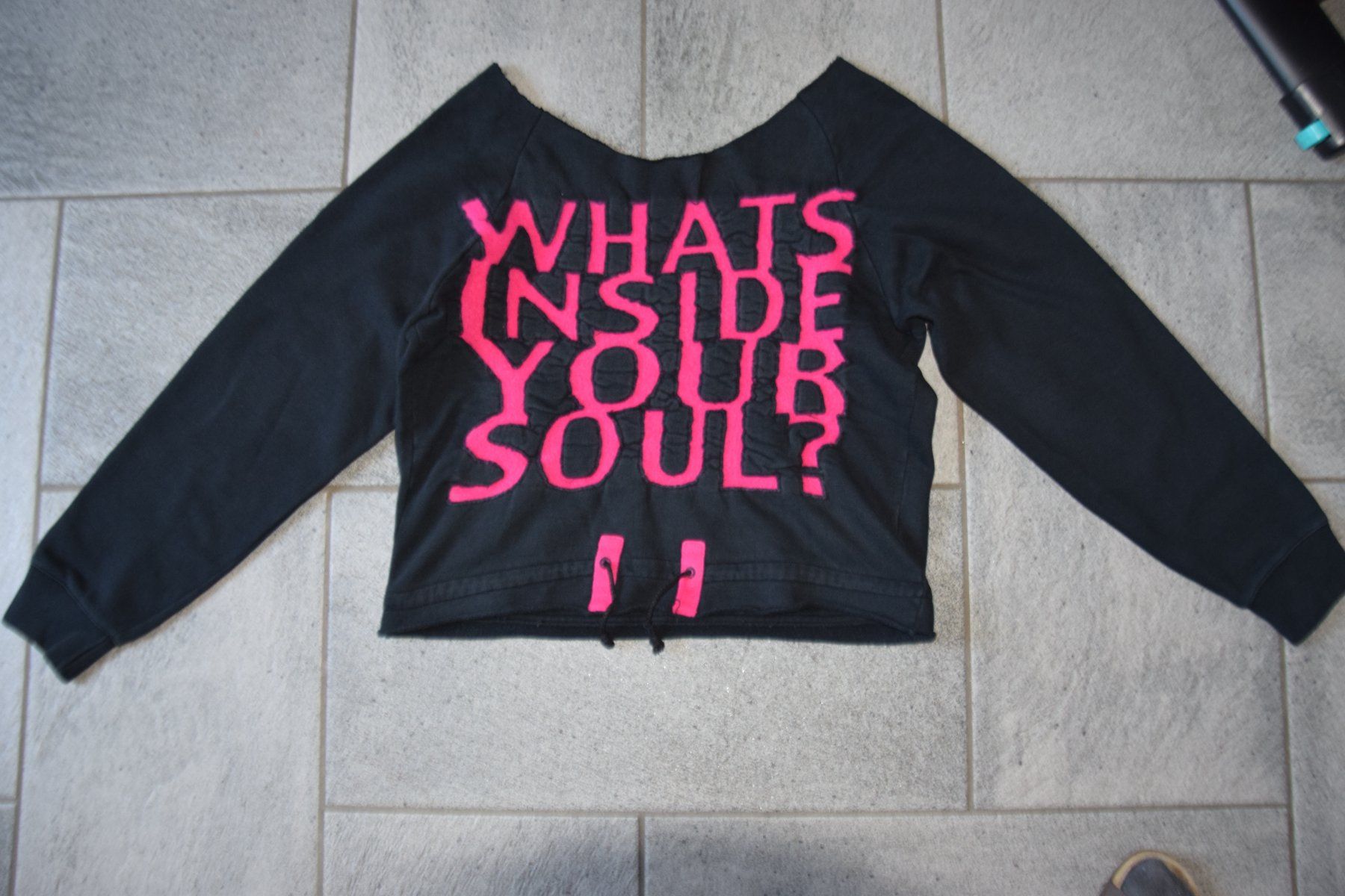 Maglioni & Felpe: Damen Off-shoulder Pulli gr. L - 'What's inside your soul?' – Usato da Mezzovico venduto da finsteraar