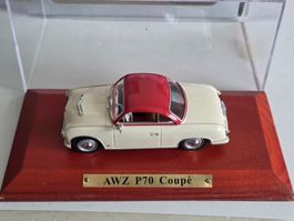 AWZ P70 Coupé Modellauto auf Holzsockel