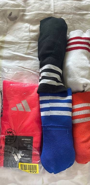 Adidas Lotti di vestiti: Fusballkleider Set mit Shirts, Shorts, Pullover etc. – Usato da Birmensdorf ZH venduto da ani_8lcd 3