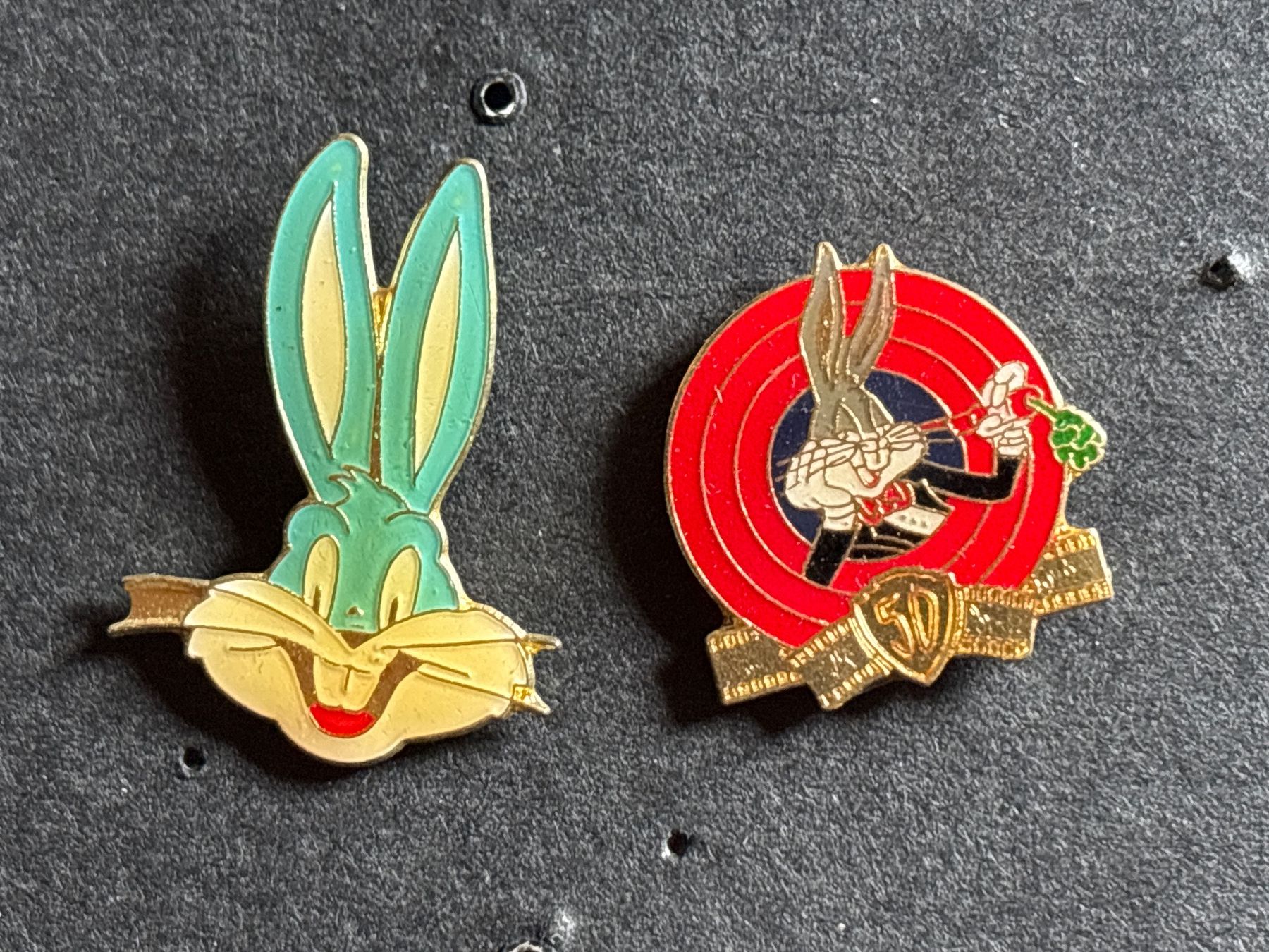 Placchette & Badge: Pins Comic Bugs Bunny – Usato da Lützelflüh-Goldbach venduto da NicoleL.