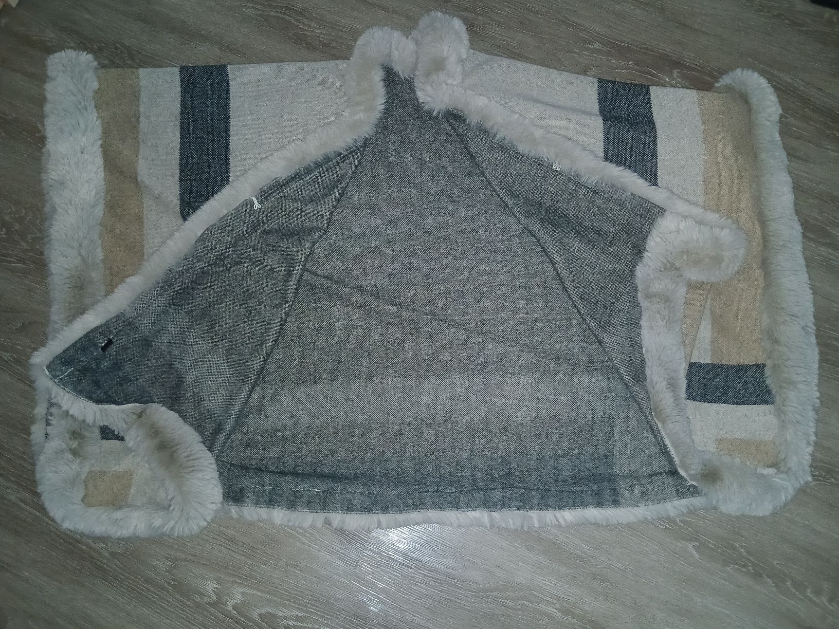 Giacche: Poncho mit Kunstfellrand kariert beige/grau One Size – Nuovo (secondo la descrizione) da Niederbüren venduto da HardStorm 1