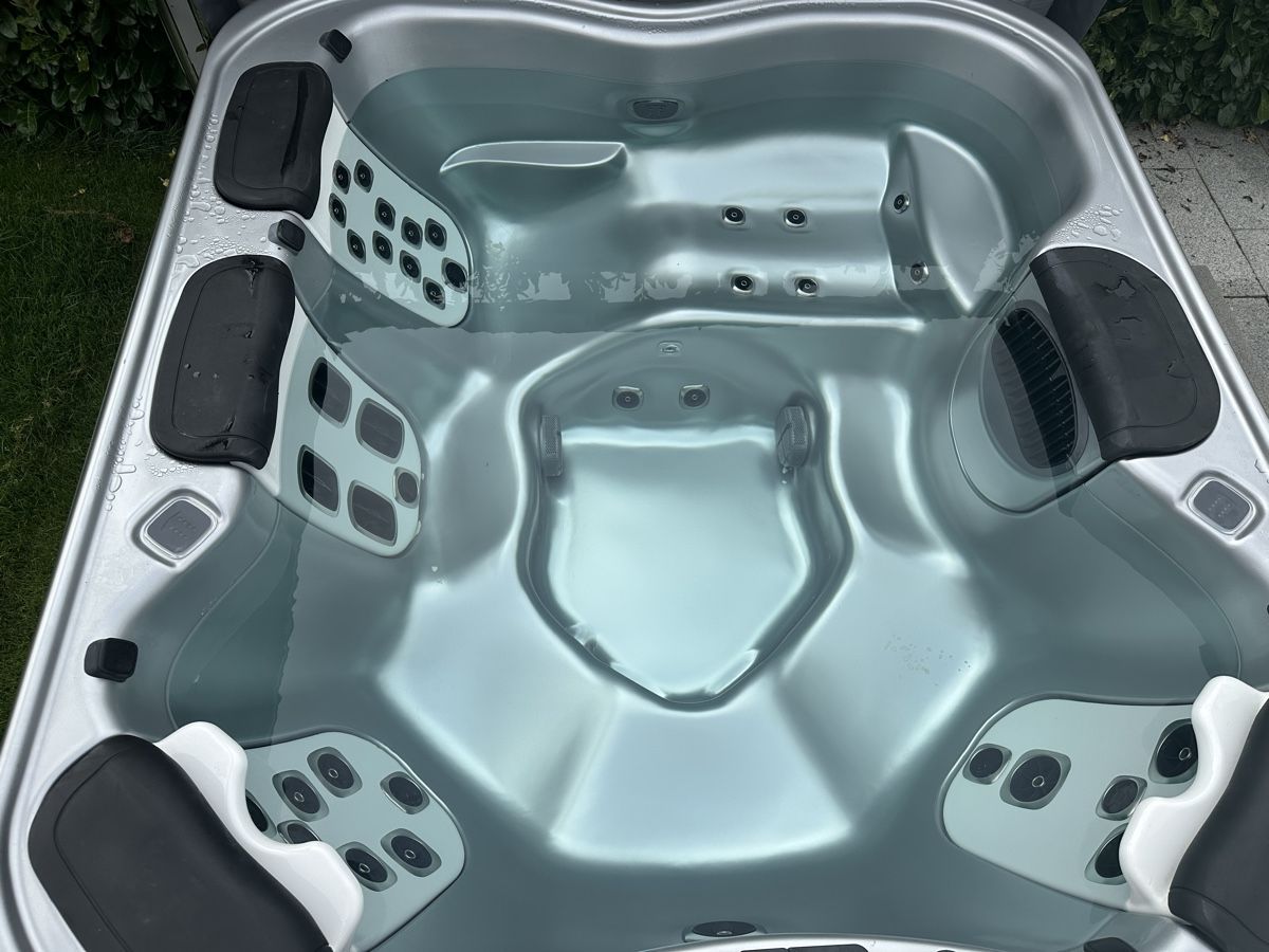 Villeroy & Boch Whirlpool: Villeroy&Boch Whirlpool – Gebraucht aus Zürich von Chrisme0