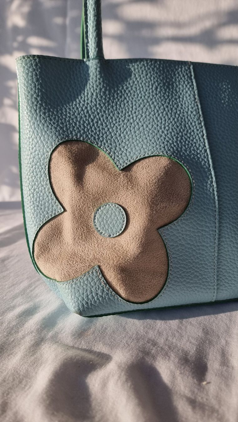 Borse da donna: Süsse Handtasche hellblau mit Blumenapplikation – Usato da Wald ZH venduto da Martin79 1