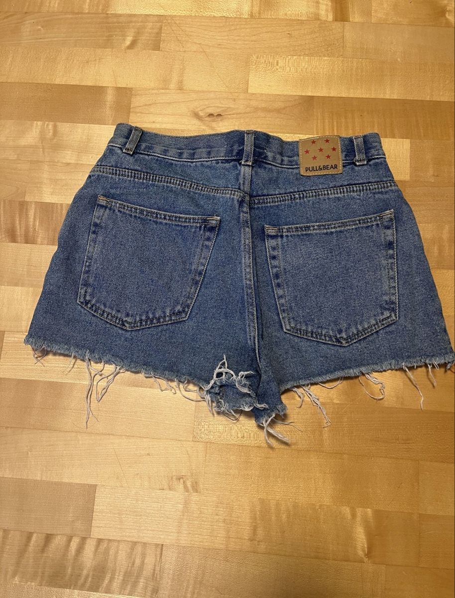 Pull&Bear Jeans: Pull&Bear Denim Shorts with Red Stripe Details – Gebraucht aus Winterthur von goe_h859 1