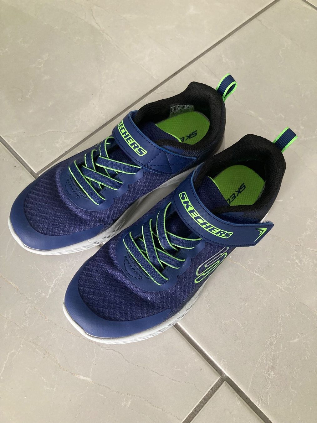 Skechers Chaussures hommes: Turnschuhe von Sketcher, Grösse 33 – D'occasion à Männedorf par yellowshark01