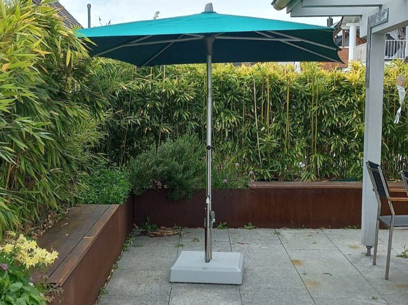 Ombrelloni: Schönen Glatz Sonnenschirm mit Liro Rollsockel – Usato da Uster venduto da sus_sf9t