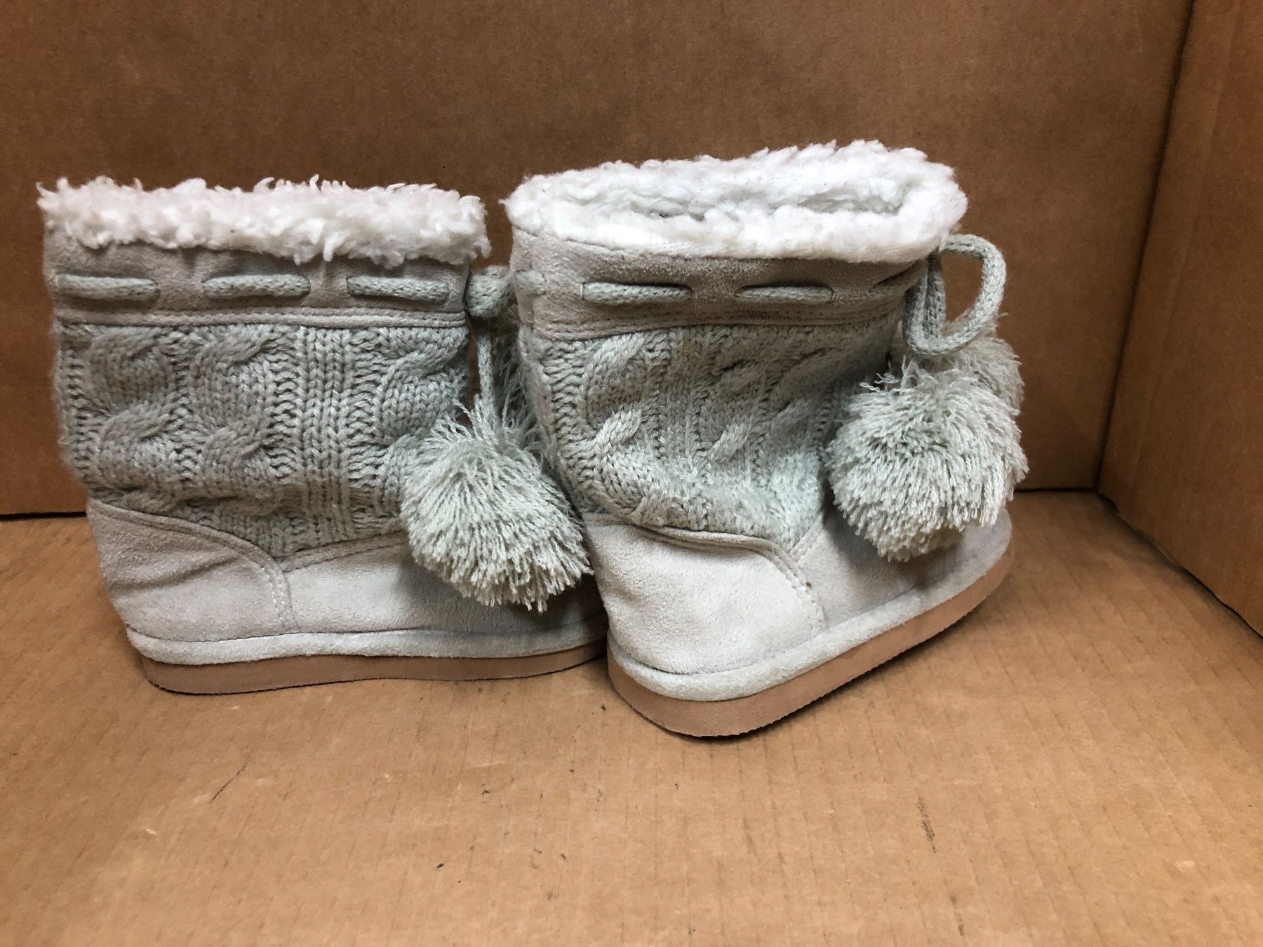 Scarpe per ragazzi: Kuschelige Winterstiefel Gr. 22/23 mit Bommeln – Usato da Eschlikon TG venduto da RamonaSt 2